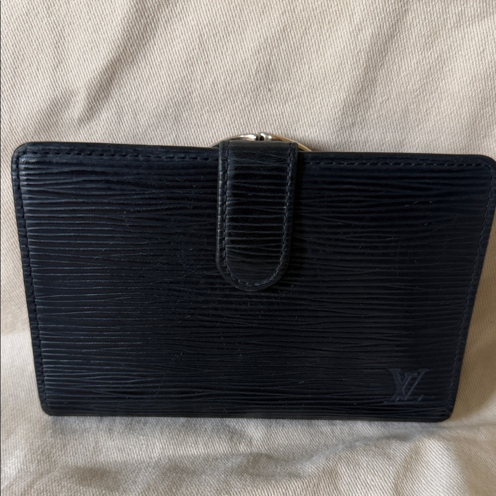 Louis Vuitton Black Textured kiss lock Epi Leather Wallet with Snap